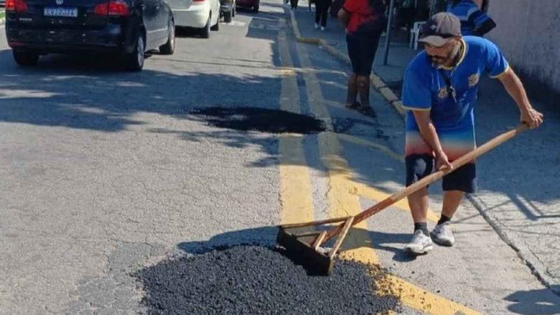 Prefeitura de São Sebastião realiza operação tapa-buraco no Centro do município