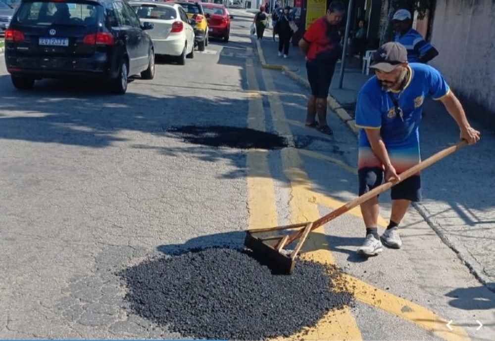 Prefeitura de São Sebastião realiza operação tapa-buraco no Centro do município