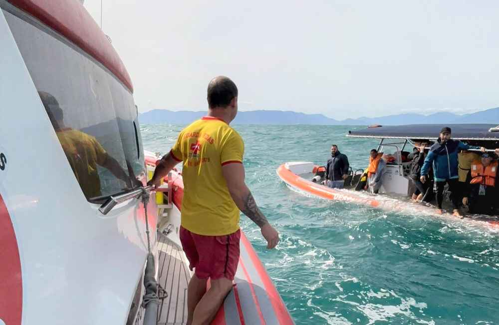 Embarcação naufraga em Ilhabela e 20 pessoas são resgatadas por Bombeiros
