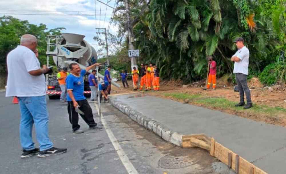 Prefeitura de São Sebastião implanta calçada no bairro do Arrastão