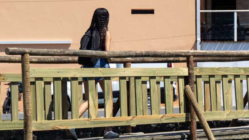 Reconstrução de corrimãos de passarelas no córrego Mãe Isabel, na Topolândia