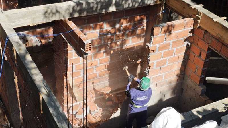 Construção irregular em área pública de Ilhabela é demolida!