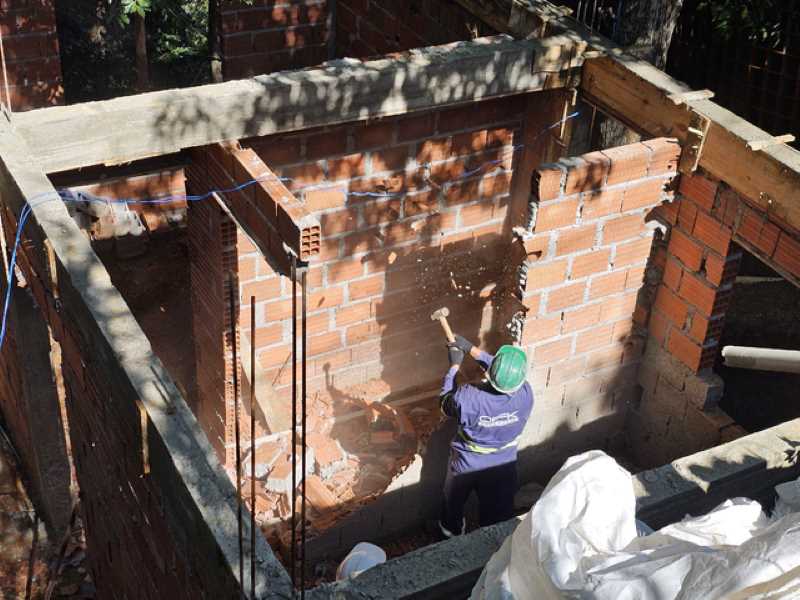 Construção irregular em área pública de Ilhabela é demolida!
