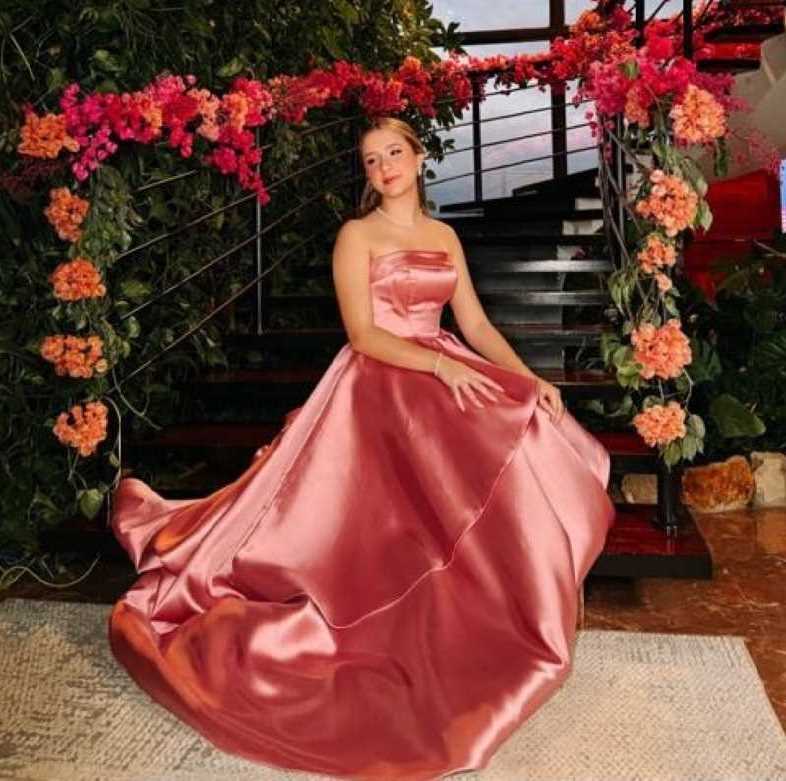 HELENA ZAFFANI COMPLETA 15 ANOS!