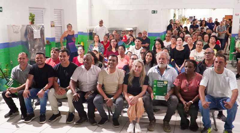 159 famílias recebem títulos de regularização fundiária em Ilhabela